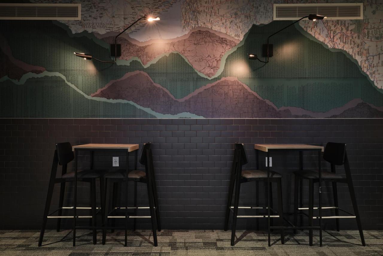 Alt Hotel Calgary University District エクステリア 写真