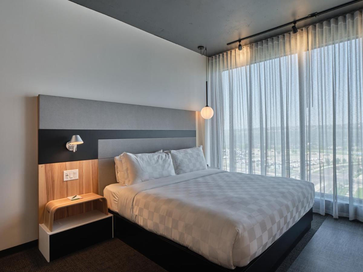 Alt Hotel Calgary University District エクステリア 写真
