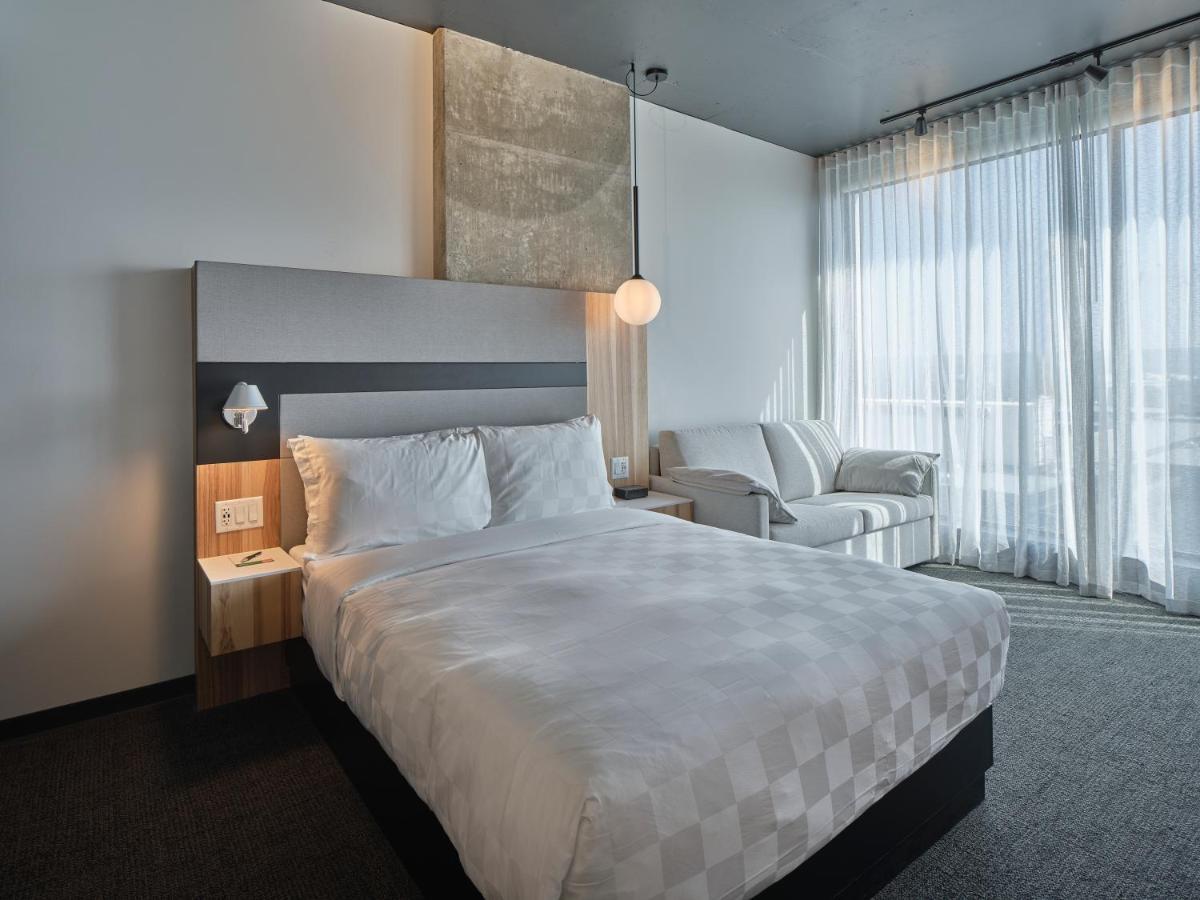 Alt Hotel Calgary University District エクステリア 写真
